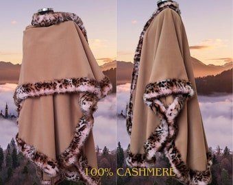 Exklusives Maxi-Cape aus kamelfarbenem Kaschmir, Wickeloptik mit Leopardenimitat-Fellbesatz, Plus Size-Kleidung – Ooak