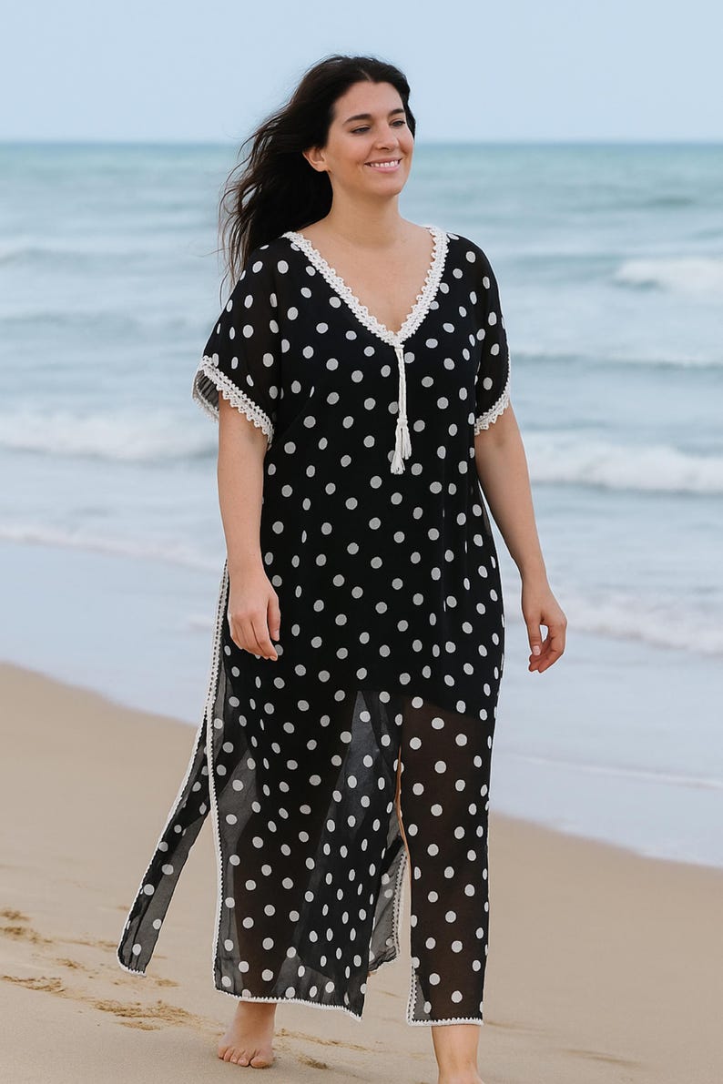 in boho style with crochet embellishment design adds a touch of discreet seduction, perfect for those who want to combine a chic and feminine look, yet relaxed. Its flowing cut with a slit on one side creates a graceful silhouette perfect for any occasion.