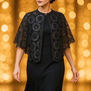 This luxurious capelet has the feel of an exquisite vintage piece. Designed with lots of love and attention to  details.Loose fit for extra comfort, soft and warm.
Falls loosely from the shoulders, cape style no arms. it Fastened with a rhinestone button.