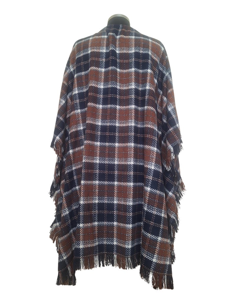 K&ouml;nnte beinhalten: Ein braunes, blaues und wei&szlig;es kariertes Poncho mit Fransenbesatz.