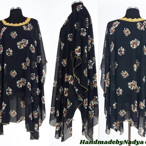 Puede incluir: Top negro transparente con estampado floral y ribetes dorados. El top tiene un corte holgado y una silueta fluida.