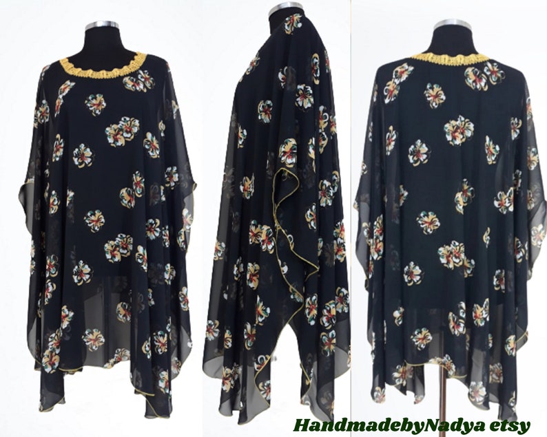 Puede incluir: Top negro transparente con estampado floral y ribetes dorados. El top tiene un corte holgado y una silueta fluida.