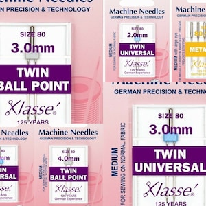 Könnte beinhalten: Nahaufnahme einer Packung Zwillings-Nähmaschinennadeln. Die Nadeln sind Größe 80 und 3,0 mm. Die Verpackung ist mit "Twin Universal" und "Klasse 125 Years German Experience" beschriftet.