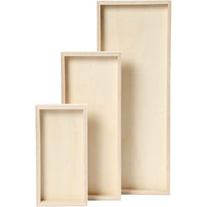 Puede incluir: Un conjunto de tres bandejas rectangulares de madera de diferentes alturas, dispuestas en formación escalonada. Cada bandeja presenta un acabado de veta de madera clara natural con bordes elevados y una base plana y sencilla.