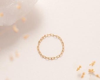 Bague Chaine Fine et Délicate en Or Gold-Filled 14 carats. Bijoux Minimalistes Fins Résistant à l'Eau, Ne Noircit Pas et Sans Allergie.