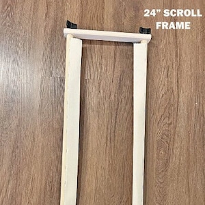 Puede incluir: Un marco de desplazamiento de madera de 61 cm con soportes de metal negro. El marco está vacío y listo para agregar un desplazamiento.