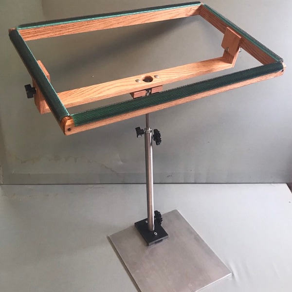 ¡Soporte de suelo para enganchar alfombras con área de enganche interior de 15" x 25"!