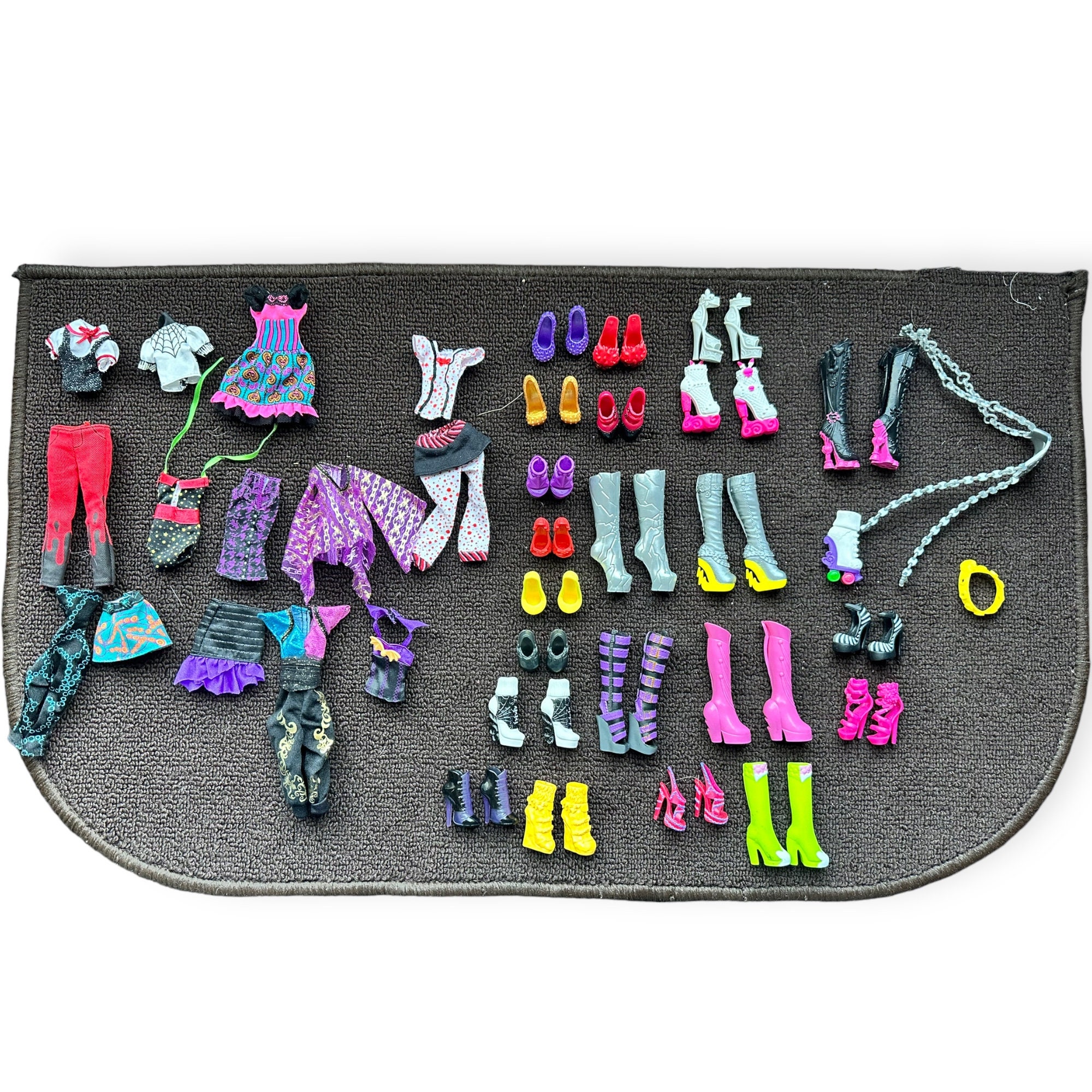 Huge lot of 40 Monster high Dolls G1 G2 1st Wave Clothing Shoes All Arms &  Hands