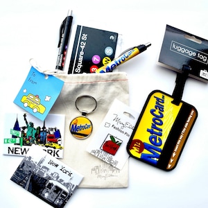 Bolsa de regalo de la ciudad de Nueva York con temática del metro de Times Square de Mary Ellis. Objetos de colección de recuerdo en bolsa con tarjeta. Incluye 8 regalos de Nueva York.