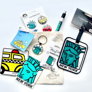 New York City Geschenktüte Freiheitsstatue Theme von Mary Ellis Souvenir Collectibles in Muslin Bag mit personalisierter Karte enthält 7 NYC Geschenke