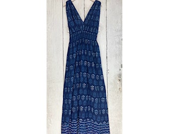 Una Indigo Blau Maxi Kleid Baumwolle V-ausschnitt Floral Natürliche Dye Schlamm Widerstand Blockprint Damen Nachhaltige Kleidung