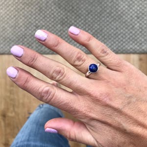 Bague en lapis lazuli ronde, bague réglable en argent sterling, pierre de naissance de septembre, bijoux bleus, cadeau pierre précieuse bleue, bague à superposer
