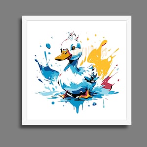 Op de afbeelding: Een ingelijste kunstdruk met een gestileerde illustratie van een eend. De eend is afgebeeld in blauw en wit met een oranje snavel en poten. Kleurrijke verfspatten in blauw, geel en rood omringen de eend, wat een levendig ontwerp creëert.