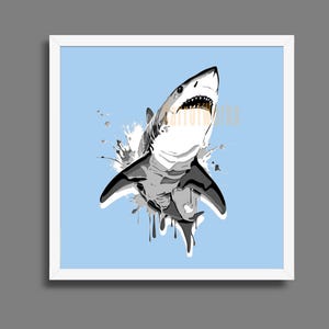 Pode incluir: Uma impressão emoldurada com uma ilustração estilizada de um tubarão branco. O tubarão é retratado em tons de cinza e branco, com a boca aberta, rodeado por salpicos de água sobre um fundo azul claro. A obra de arte é emoldurada em uma moldura quadrada branca.