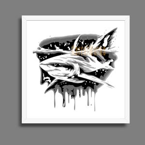 Pode incluir: Uma impressão artística emoldurada com uma ilustração estilizada de um tubarão. A obra de arte usa uma paleta de tons de cinza com tons de preto, branco e cinza, com efeitos de tinta pingando. O tubarão é retratado nadando na água, com um fundo escuro.
