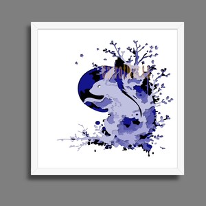 Op de afbeelding: Een ingelijste kunstdruk met een aquarel illustratie van een eenhoorn. Het kunstwerk gebruikt tinten blauw en wit, met een donkerblauwe cirkel en abstracte bloemelementen. De eenhoorn is de centrale focus.