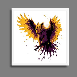 Pode incluir: Uma impressão artística emoldurada com uma coruja estilizada em voo. A coruja é retratada com as asas abertas em tons de ouro e roxo sobre um fundo branco. A obra de arte tem um estilo moderno e abstrato com efeitos de respingos de tinta.