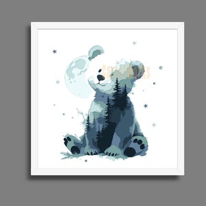 Könnte beinhalten: Ein gerahmter Aquarelldruck eines sitzenden Bären mit einer Waldszene in seinem Körper. Der Bär ist in Blau- und Grautönen gehalten, mit einem Vollmond und Sternen im Hintergrund. Das Kunstwerk befindet sich auf weißem Hintergrund.