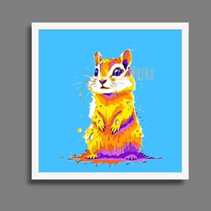 Pode incluir: Uma impressão de arte emoldurada com uma ilustração colorida de um esquilo. O esquilo é retratado em tons vibrantes de amarelo, laranja e roxo contra um fundo azul claro. A palavra "WORKS" é visível no canto superior direito.