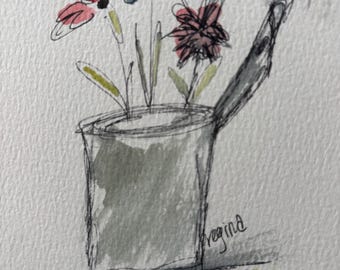 Tazza di latta con fiori
