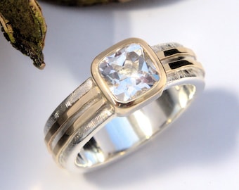 Anillo de oro y plata con topacio blanco, engaste en bisel, banda con textura escotilla HECHO A PEDIDO