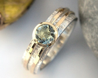 Anillo de oro y plata con berilo verde, doble banda dorada con textura de mimbre HECHO A PEDIDO