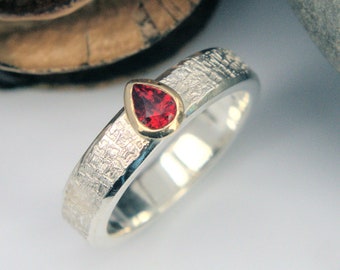 Rojo naranja Zafiro solitario oro y plata anillo-frotar sobre engaste-mimbre texturizado HECHO A PEDIDO