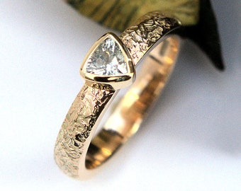Bisel de anillo de oro reciclado de zafiro blanco natural que ajusta el anillo de bodas con textura rústica HECHO A PEDIDO