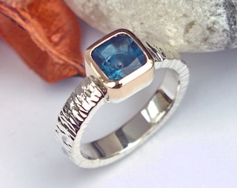 Anillo solitario de oro y plata con topacio azul de Londres y ajuste de bisel banda de dedo con textura ondulada orgánica