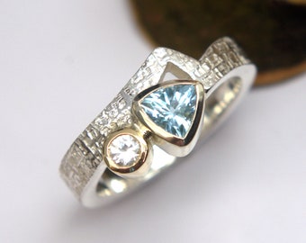 Anillo de oro y plata con bisel engastado en trillón de aguamarina y zafiro blanco, diseño contemporáneo único HECHO A PEDIDO