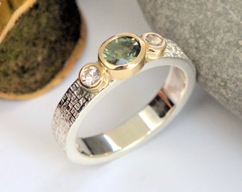 Conjunto de bisel de anillo de oro y plata de tres piedras de zafiro verde y blanco, con textura de mimbre, HECHO A PEDIDO