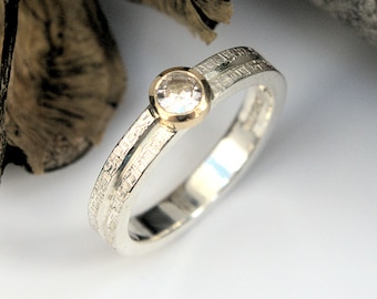 Anillo de compromiso solitario de oro y plata con zafiro blanco, engaste en bisel, textura de mimbre. HECHO A PEDIDO.