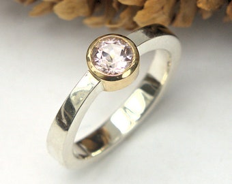 Anillo solitario de morganita en oro y plata con banda lisa y pulida - HECHO A PEDIDO
