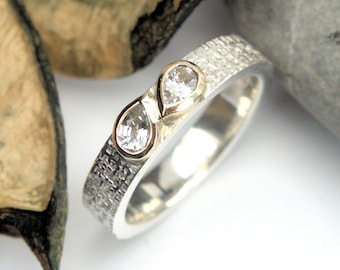 Anillo de oro y plata con zafiro blanco y gemas de doble pera con banda texturizada de mimbre HECHO A PEDIDO