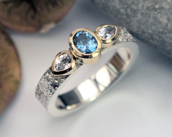 Anillo de oro y plata de tres piedras con aguamarina y zafiro blanco, banda con textura de mimbre HECHO A PEDIDO