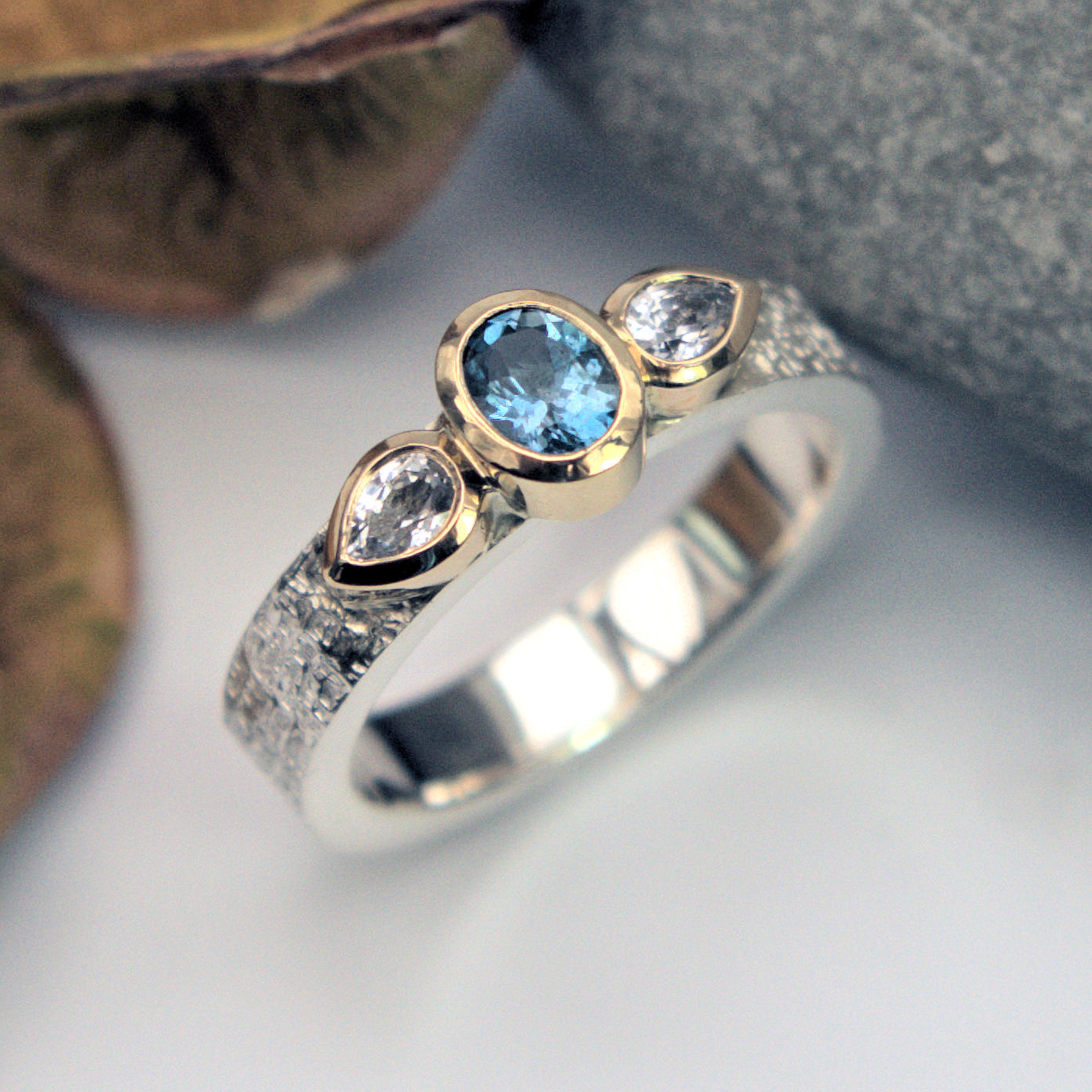アクアマリンとホワイトサファイアの3石ゴールドとシルバーのリング