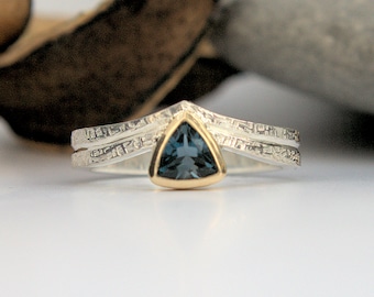 Anillo solitario de oro y plata con topacio azul de Londres, bisel de oro de 9 qt, anillo de bodas con textura de mimbre HECHO A PEDIDO