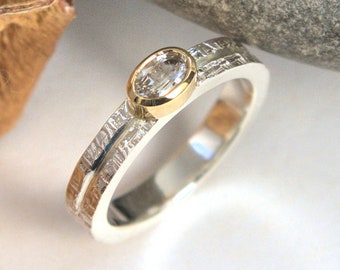 Anillo de compromiso texturizado de mimbre de oro y plata con solitario de zafiro blanco HECHO A PEDIDO