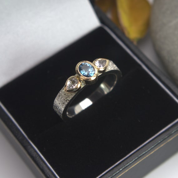 アクアマリンとホワイトサファイアの3石ゴールドとシルバーのリング