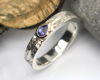 Anillo solitario de oro y plata con pera de tanzanita con engaste de bisel y textura de mimbre HECHO A PEDIDO