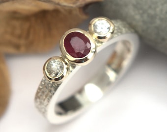 Conjunto de bisel de anillo de oro y plata de tres piedras de rubí y zafiro blanco, con textura de mimbre, HECHO A PEDIDO