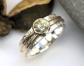 Anillo de oro y plata con berilo verde, doble banda de oro liso con textura de mimbre HECHO A PEDIDO