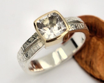 Anillo solitario de topacio blanco-plata y oro- ajuste de bisel-banda texturizada rústica orgánica HECHA A PEDIDO