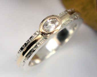 Anillo solitario de zafiro blanco en oro y plata con textura de mimbre y franjas doradas en los hombros. HECHO A PEDIDO.