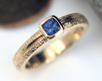 Cojín de grado AAA de tanzanita 9ct anillo de oro amarillo banda texturizada de mimbre