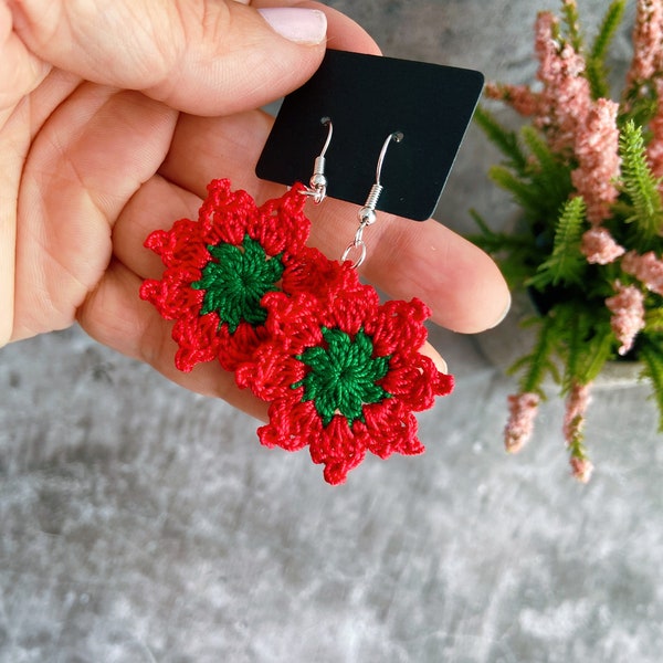 Minuscules boucles d’oreilles au crochet de Noël; bijoux de Noël; cadeau pour elle