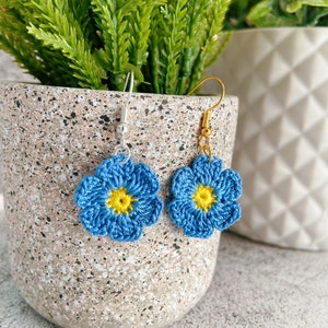 Petites boucles d'oreilles au crochet Myosotis ; Bijoux ne m'oubliez pas ; cadeau pour elle