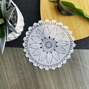 White crocheted round doily, lace doily for wedding/home decor, table centerpiece, 8 inch doily for dream catcher, gift ideas, placemat
