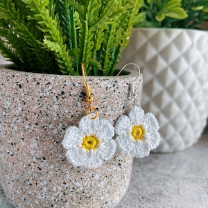 Boucles d’oreilles au crochet Tiny Daisys; bijoux marguerites; cadeau pour elle