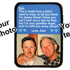 Op de afbeelding: Een blauwe en zwarte geborduurde patch met een foto van twee mannen en een bericht dat luidt: "Bub, Dit is gemaakt van een shirt dat ik droeg, om je te laten weten dat ik er altijd ben! Ik weet dat je me niet kunt horen of zien, maar ik ben je beschermengel, en ik ben overal bij je!! Liefs, Papa"